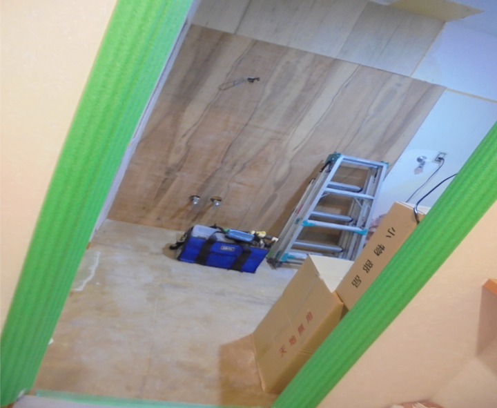 洗面台撤去 　洗面所撤去後、床の下地貼替、壁補強をします。