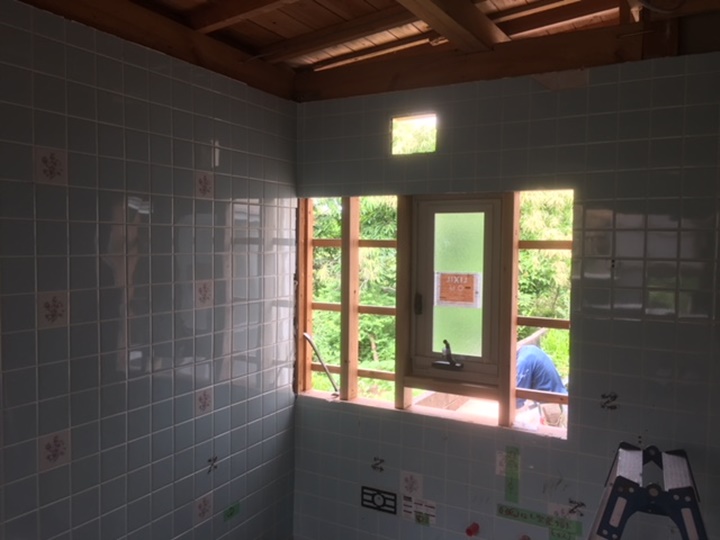 窓取替　解体後、浴室窓を取り付けます。