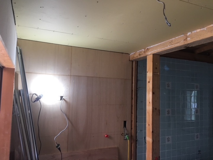 洗面台と洗濯機位置を入れ替えて浴室側に洗濯機を置きます。