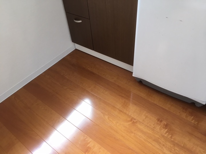 床は水周り用のフローリングで仕上げました。