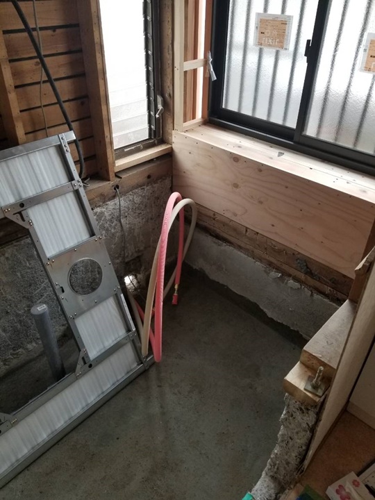浴室施工中解体後、土間コンクリート打ち、給排水工事をします。<br />
今回は一度出窓を壊して浴室窓も交換します。