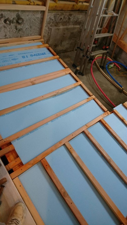 洗面所床に断熱材を入れます