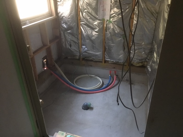 浴室解体　解体後給排水工事、電気工事をします。