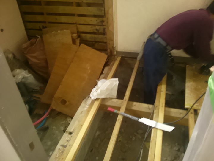 洗面所の床がぷかぷかで入口土台が腐っていましたので交換します。