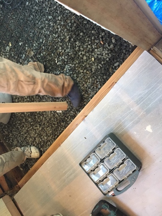 施工中 入口土台が腐れていましたのでユニットバス設置前に取替ます。