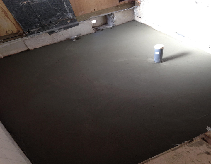 解体後土間を打って高さを調整します。