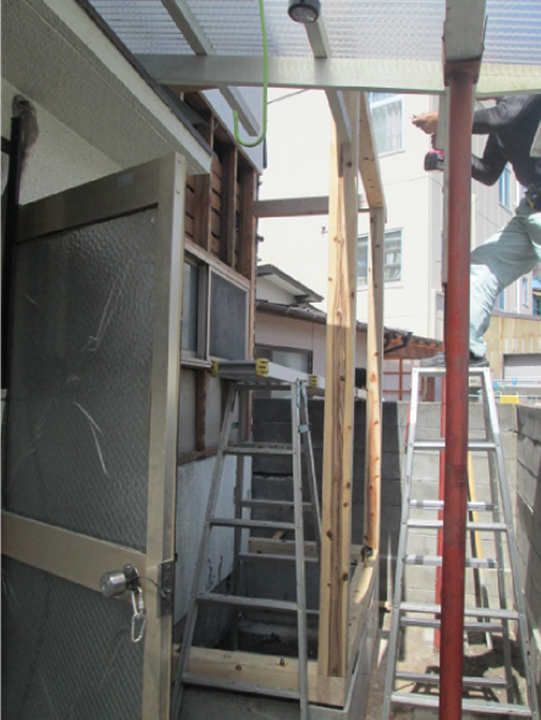 先に増築部分の外壁を作り、以前の壁を解体します。