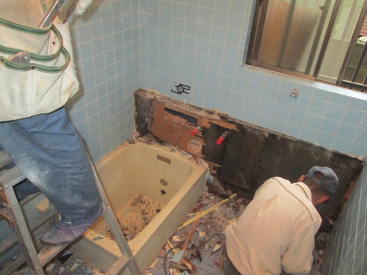 床、壁を壊してユニットバスが入る必要寸法まで解体します。