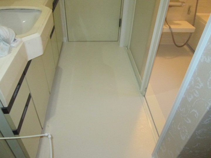 扉は開け閉めしやすいように引戸にいたしました。<br />床クッションフロアも貼替いたしました。