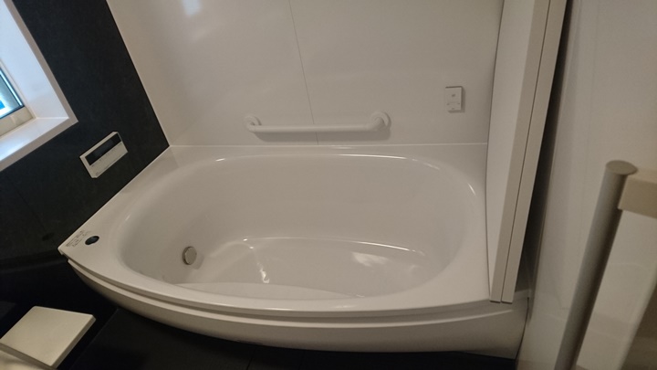 浴槽はおもいっきり手足が伸ばせるワイド浴槽です。