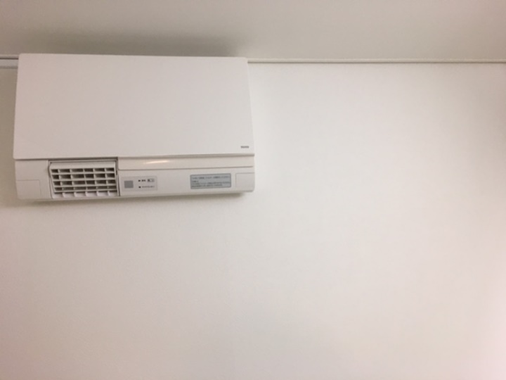 お風呂上りに寒いとことで洗面所に暖房を取付いたしました。