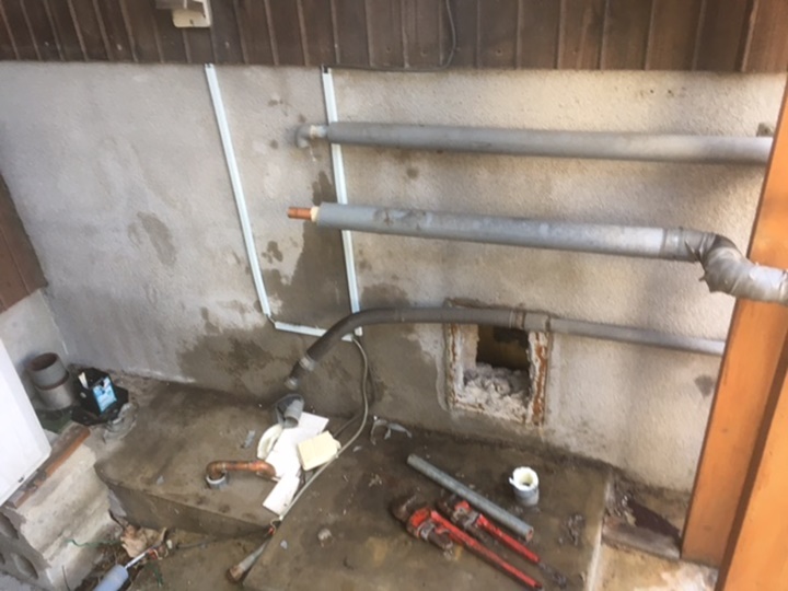 既存給湯器をはずします