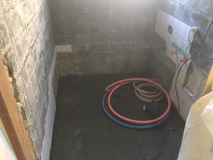 浴室解体後、土間打ち、給排水工事