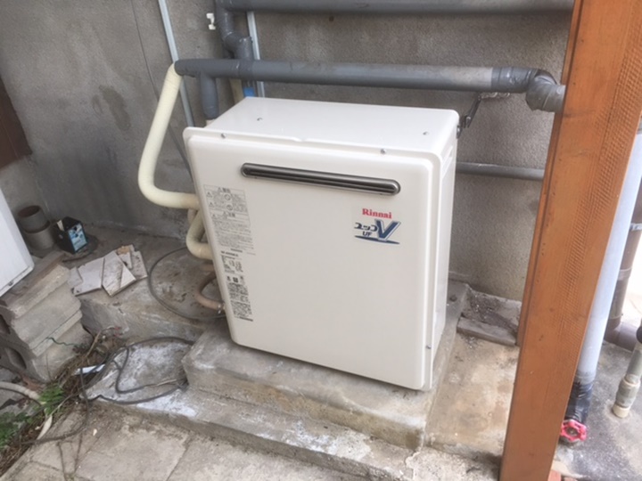 給湯器施工後　既存２つ穴の給湯器をユニットバスのため１つ穴の給湯器に交換しました。