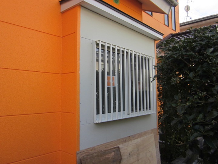 サッシ取り換え　ガラスはペアガラス(二重ガラス)にして断熱性を高めます。