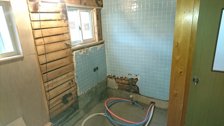 解体、土間打ち、給排水工事<br />