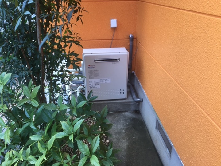 給湯器交換後　給湯器はノーリツ２４号エコジョーズに変更、省エネルギーだから、光熱費がグンとおトク。従来品に比べ割高になりますが年間16500円節約してくれるので２年ほどで回収できます。