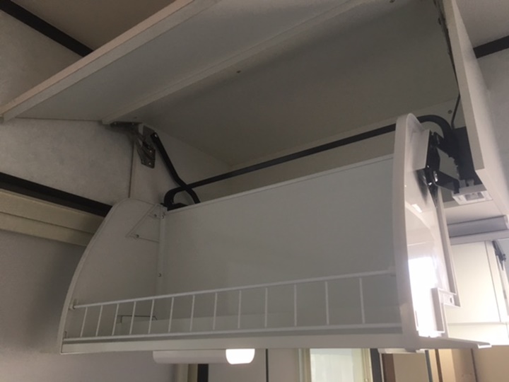 アッパーキャビネットはダウン機能付きです。