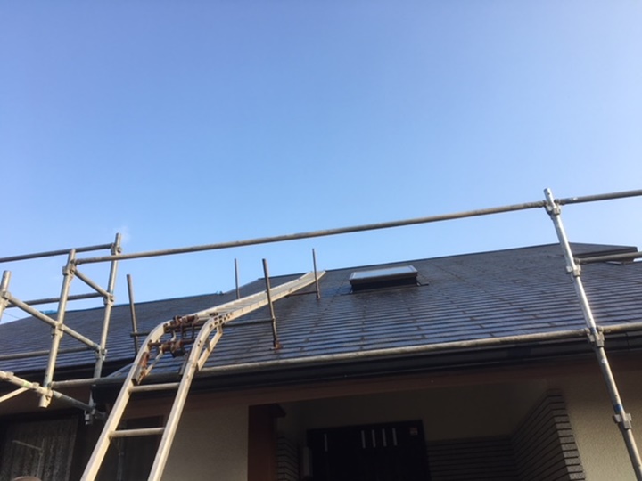 足場を組んでいきます