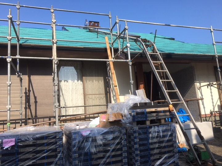 既存コロニアルを剥いで雨漏り箇所を補修してルーフェィングを敷いていきます。