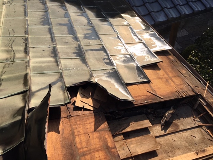 屋根をはぎ取ると下地が腐っていますので下地から取替えです。