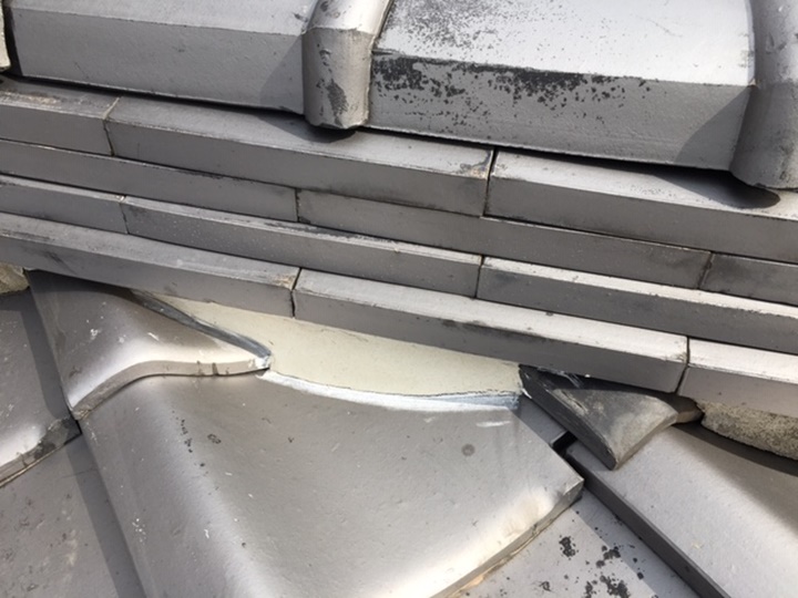 落ちた部分の漆喰を補修します。