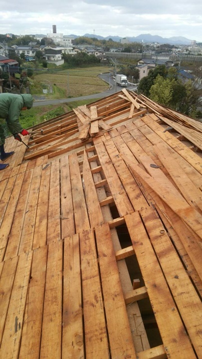 下地板も張替です。