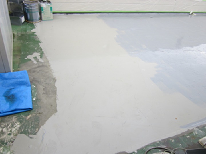 表面の汚れ、以前の防水を削り取って下塗り、上塗りをします