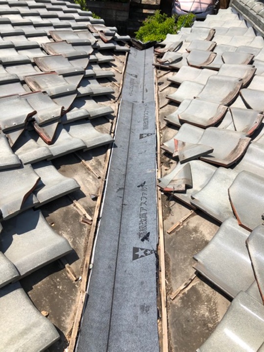 下地防水ルーフェィング貼り後、瓦を戻します。