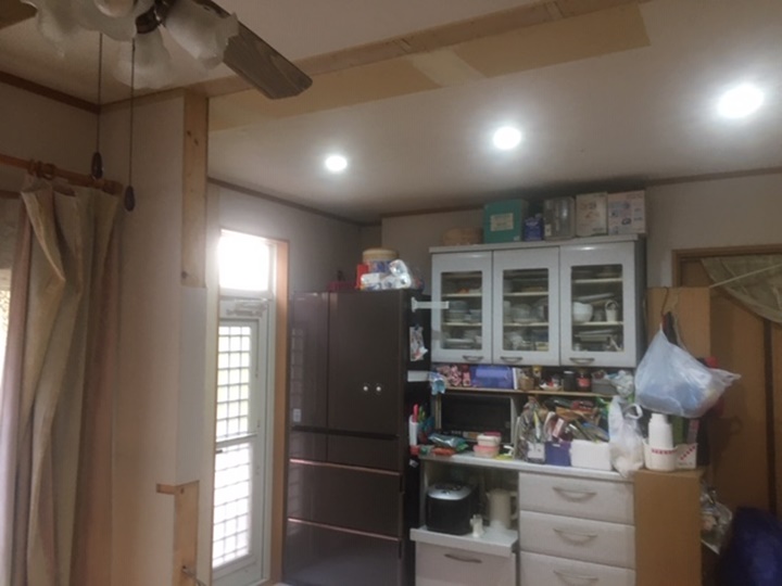 吊り戸、壁は解体してオープキッチンにします。