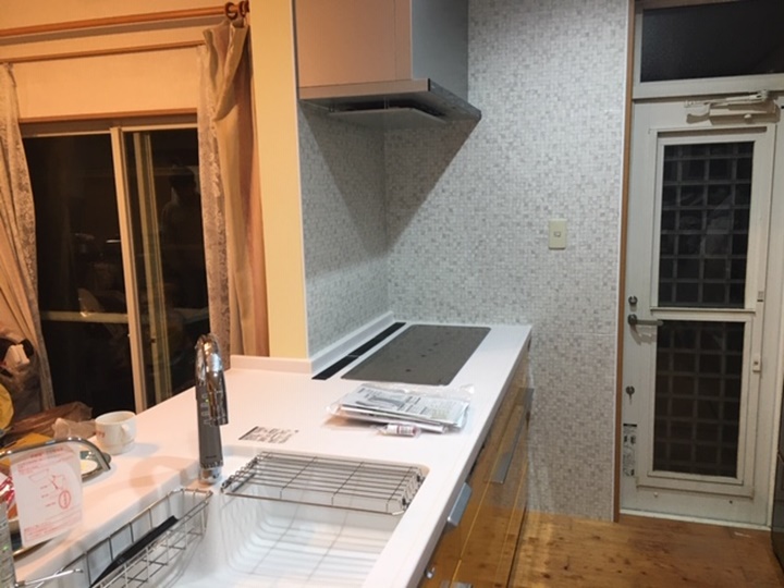 キッチンもパナソニックの高級グレードＬクラス、マルチワイドＩＨ、ほっとくリーンフード、スリムセンサースイッチ、還元水素水生成器、食器洗い乾燥機のフル装備です。