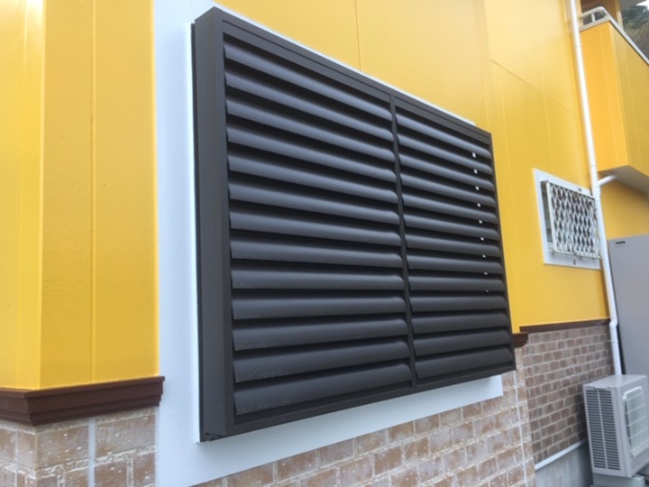 浴室窓は風が通風できるルーバー格子を取付いたしました。