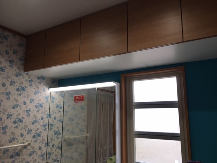 洗面は収納力のある3面鏡、アッパーキャビネット、トールキャビネットも取付いたしました。