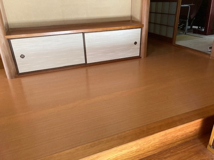 玄関施工後<br />玄関フローリングも見た目は綺麗でしたが劣化でプカプカしていましたのでイメージが変わらないように似たもので張替えいたしました。