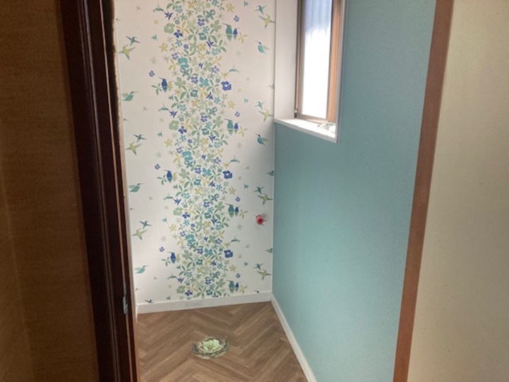 手すりをつけるため下地コンパネ貼り、枠回り塗装後、壁、天井クロス、床クッションフロアを施工後トイレ取付いたします。