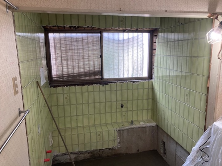 解体後、排水移設後、土間うち工事後、給水、給湯、追い炊き配管工事及び照明、換気扇、リモコン電源工事を行います。