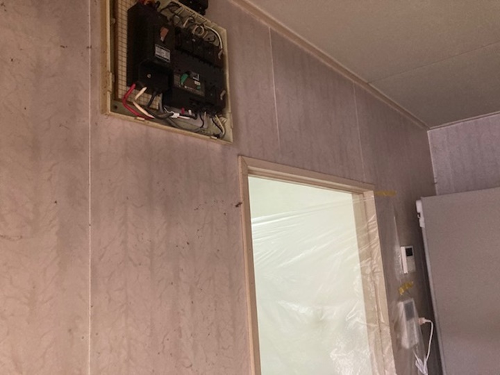 以前はキッチン側に電気の分電盤がありましたが汚れ使い勝手を考慮して洗面所に移設します。