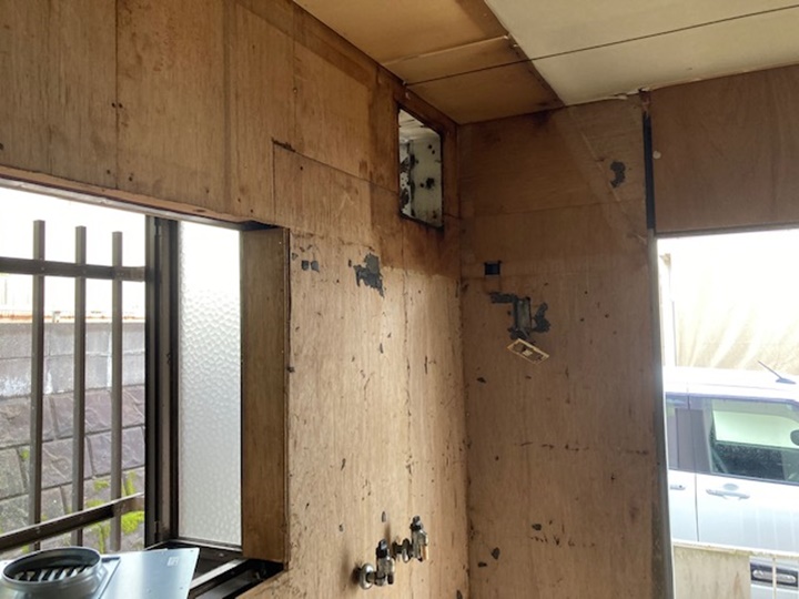 キッチン解体後、既定の位置に電気、給排水工事を行っていきます。続いて既存のタイルに浮きがあるため大工工事でタイルを剥がしてキッチンパネルを貼っていきます。