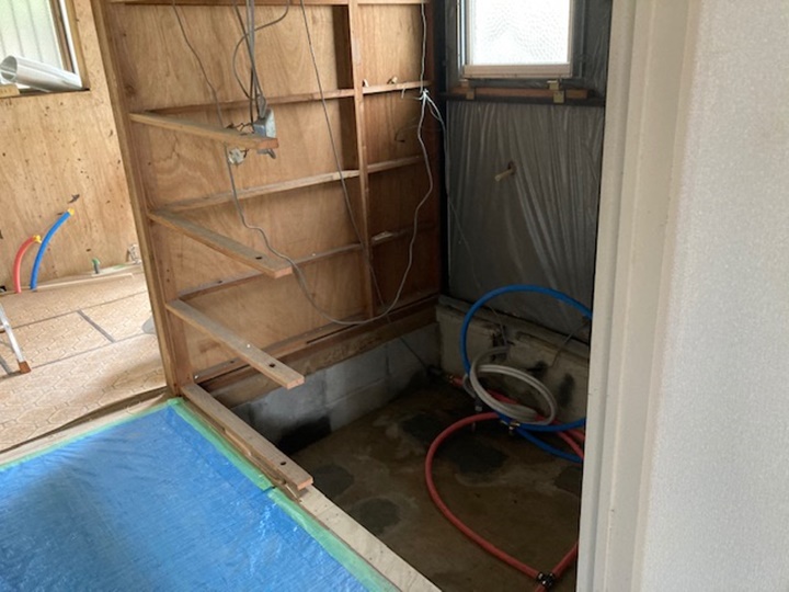 解体後、給水、給湯、追い炊き配管工事及び照明、換気扇、リモコン電源工事を行います。