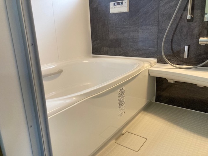 ユニットバス施工後<br />
ユニットバスはLIXILアライズ1317、Zタイプ　お湯が冷めにくいサーモバスS、寒い冬場でも冷っとしない床キレイサーモフロア、換気暖房もついていますので冬でも快適です。