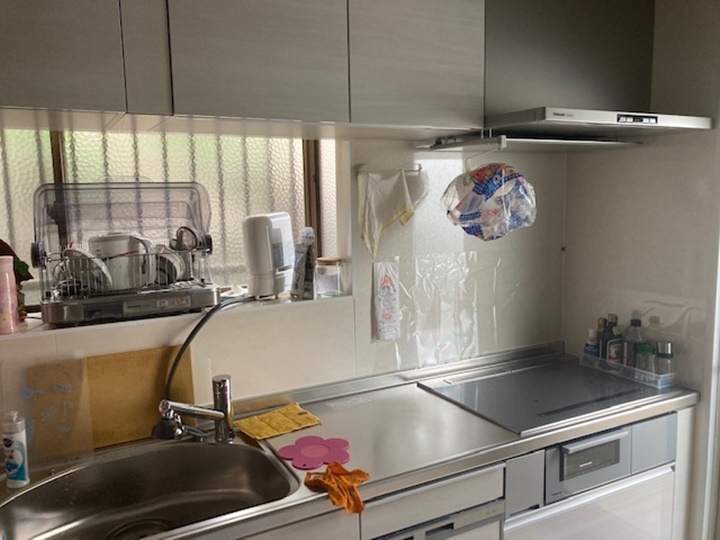 キッチンはLIXILシエラ、ガスからIHに変更して、換気扇もプロペラファンから調理器具をつけると連動して換気扇が付くパナソニックの商品を選定いただきました。