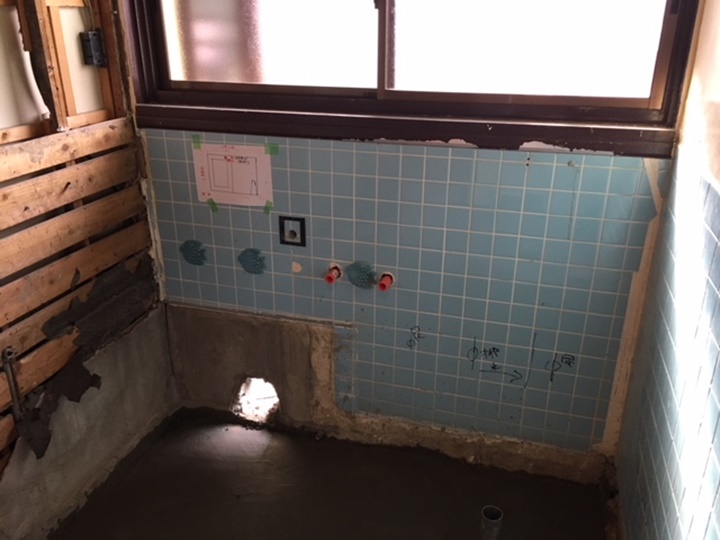 解体後、ユニットバスの基礎となる土間を左官職人がコンクリートでしっかり仕上げます。ユニットバス本体の重量と浴槽にお湯を貯めると500㌔以上になるのでしっかりとした土間を作ります。