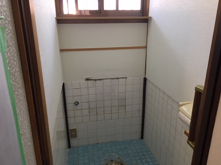 トイレ取り外し<br />トイレ取り外し後、タイル面に掃除のしやすいパネルを貼ります。
