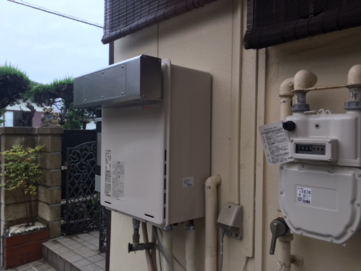 給湯器施工後<br />2つ穴の配管の風呂釜からゴミのたまりにくい1つ穴の追い炊き給湯器にしてボタン１つでお湯はりできて便利です。