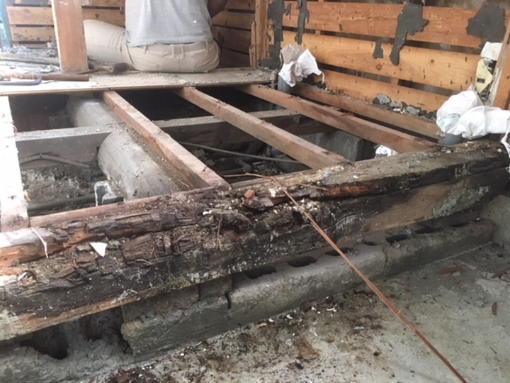 浴室入口の土台が腐っていましたので交換します。タイルのひびから水が入り腐っていました。こういった事はよくある事です。