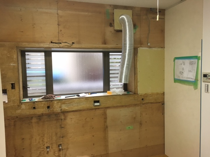 キッチン施工中