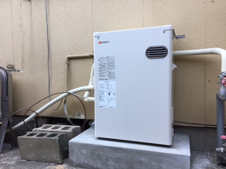 石油ボイラー施工後<br />給湯設備はお湯の配管をやりかえましたので減圧式（一度本体にお湯お貯めて給湯するタイプ）から直圧式（水道圧そのまま給湯するタイプ）の石油ボイラーに交換してシャワーの出もよくなりました。<br />直圧式にすると水道圧そのままで給湯するのでお湯の出が良くなりますが、古い配管の場合圧力で配管が破れる場合がありますが、配管をやりかえていますので安心です。