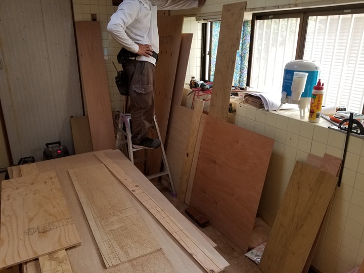 キッチン施工中<br />キッチンパネル、システムキッチンを据え付けする前に下地を造ります。<br />