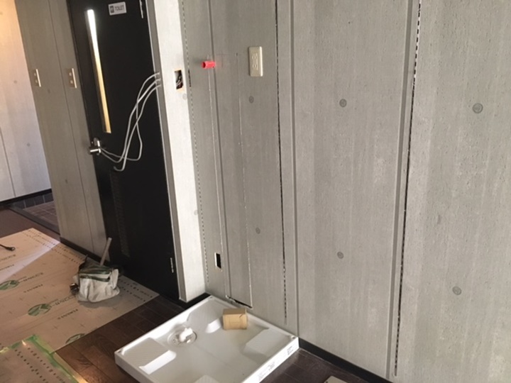 コンセント、スイッチを移動し、新たに水道、排水を引っぱります。