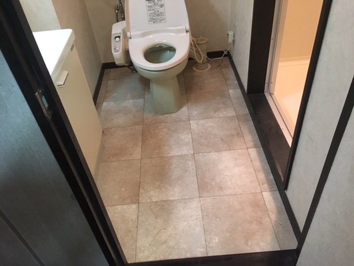 洗面所から床を剥いで水道を取りましたのできれいに補修しました。